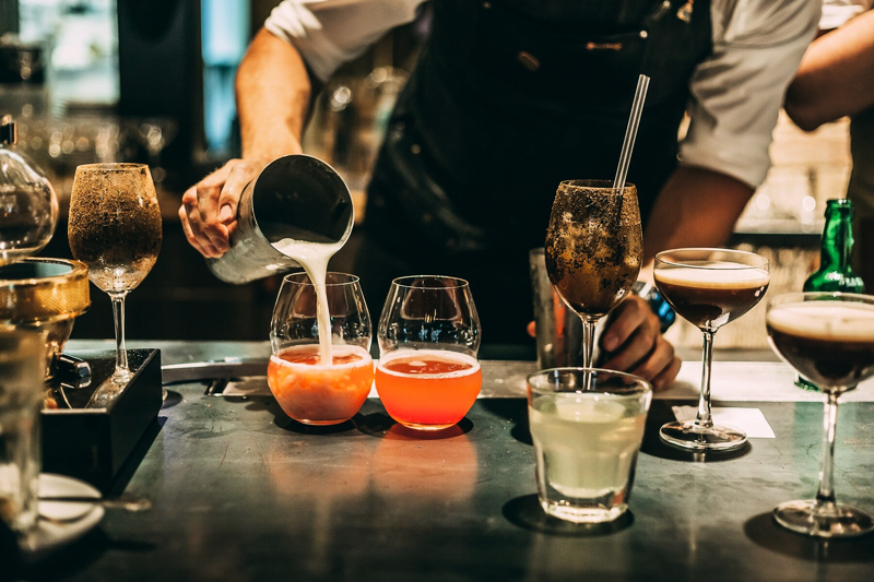 Le basi del bartending: storia, attrezzatrure e cocktail