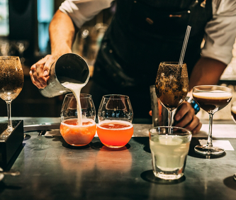 Le basi del bartending: storia, attrezzature e cocktail